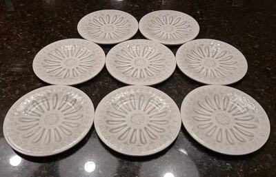 JUEGO (8) Platos de ensalada redondos de melamina Shabby Chic de 8 3/8". Patrón floral gris  Foto 1 de 4