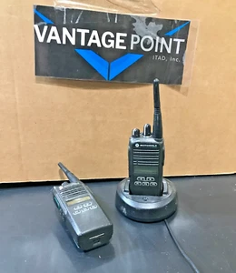 X2 ORIGINAL Motorola CP185 Two Way Radio UHF RADIO AAH03RDF8AA7AN w/ Battery - Zdjęcie 1 z 8