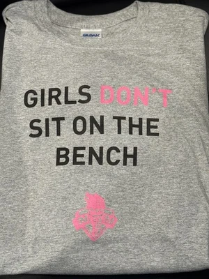 Camiseta WNBA New York Liberty Girls Don’t Sit On The Bench. Talla mediana. Foto 1 de 2