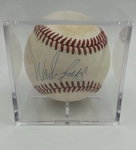 WADE BOGGS MLB BASEBALL Signed Yankees Red Sox No COA Encased Auto - Foto 1 di 6