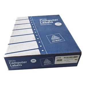 Etiquetas alimentadas con pasador de forma continua Avery, blanco, 3,3" x 15/16", 4-across, 20.000/pk - Imagen 1 de 2