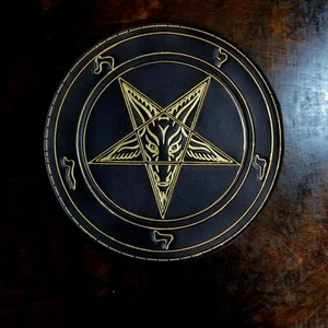 PARCHE TRASERO DE CUERO GENUINO COLOR DORADO SIGILO BAPHOMET - Imagen 1 de 4