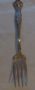 1847 ROGERS 1904 UVA PLACCATO ARGENTO VINTAGE FORCHETTA DA PORTATA CARNE FREDDA ~ LAVAGGIO ORO - Foto 1 di 2