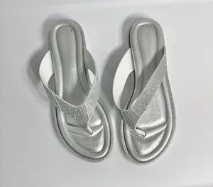 Sandalias de tanga plateadas brillantes para mujer talla 9 chanclas - Imagen 1 de 3