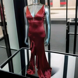 Fashion Nova Walk Behind Me Maxikleid X-small, weinrot, hoher Frontschlitz - Bild 1 von 6