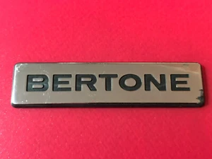 OPEL VAUXHALL BERTONE LOGO SIGLA EMBLEMA FREGIO STEMMA SCRITTA TARGHETTA BADGE - Foto 1 di 2