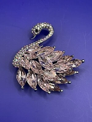 Broche prendedor de diamantes de imitación de cisne de cristal rosa tono plata  Foto 1 de 4
