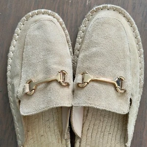 Mocasines Mula Beige Gamuza Talla 7 Alpargata Sin Cordones Planos Detalle Mordida de Caballo - Imagen 1 de 10