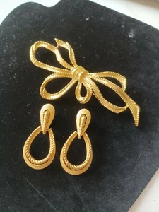 Trifari Gold Crown Bow Pin & Clip on Doorknocker Earrings Goldtone - Picture 1 of 4