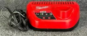 Milwaukee Lithium-Ionen Akku Ladegerät Modell M12 Multi-Voltage schnell & effizient - Bild 1 von 15