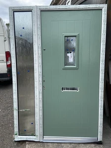CHARTWELL GREEN COTTAGE STYLE FRONT DOOR IN WHITE UPVC FRAME 1405-2095 NEW - Picture 1 of 7