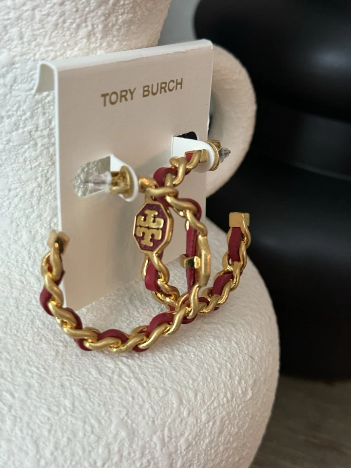 Pendientes de aro Tory Burch Marion de cuero tejido dorado y rojo con logotipo Foto 1 de 4