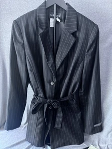 Sag Harbor Blazer 100 % Schurwolle schwarz Nadelstreifen mit Gürtel Größe 12 Taschen - Bild 1 von 5
