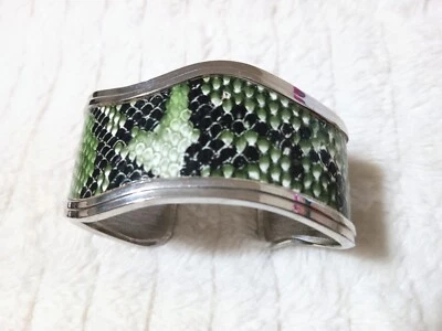 Brazalete ondulado de piel de serpiente sintética verde Foto 1 de 4