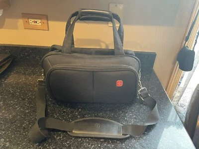 Сумка через плечо Swiss Gear черная спортивная сумка-мессенджер ручная кладь 11 дюймов x 16 дюймов - Изображение 1 из 4