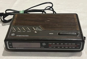 Vinrage GE Alarm Woodgrain Clock Radio Digital AM/FM Model 7-4612A Brown Works - Picture 1 of 2