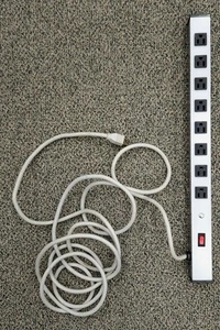 Unidad de alimentación Wiremold 8 salidas 15A 120V MC248-15 15 ft PluginCord carcasa de aluminio - Imagen 1 de 3