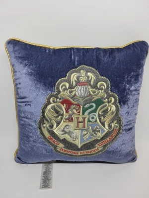  Almohada de terciopelo Harry Potter Potter Potter Potter Potter Potter Potter Pottery Barn Kids Hogwarts Crest azul con adornos dorados Foto 1 de 4