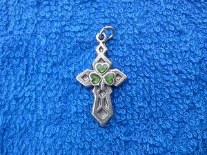 GLÜCK DER IRISCHEN 1 ZINNKREUZ KELTISCHER KNOTEN mit 3 Herzen CHARM oder ANHÄNGER - Bild 1 von 1