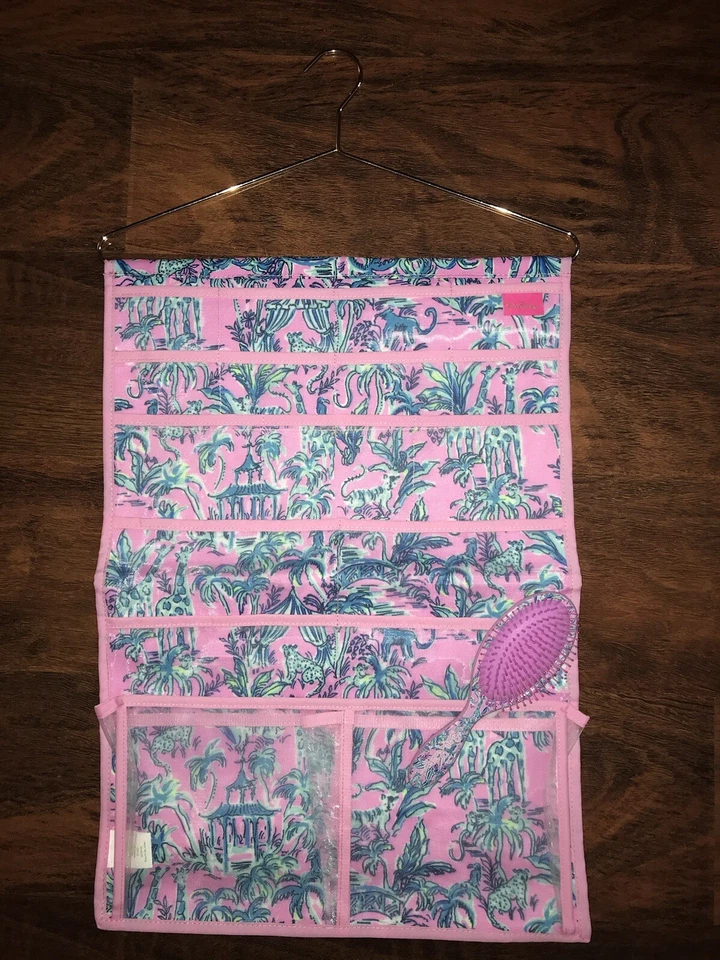 Lilly Pulitzer Fuera de Oficina ORGANIZADOR COLGANTE Y CEPILLO PARA EL CABELLO Set de Regalo GWP NUEVO CON ETIQUETAS Foto 1 de 4