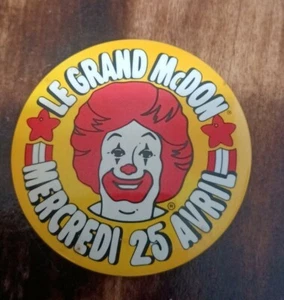 Vintage McDonald's Fast Food Pin/Badge/Lapel Collectible Advertising in French - Picture 1 of 2