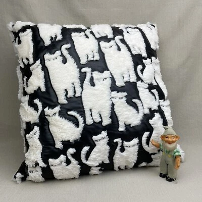 ALMOHADA GATO 18" BLANCO Y NEGRO piel sintética con fondo plisado Foto 1 de 4