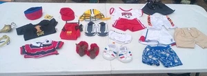 Build A Bear Junge Bekleidungspaket, Hüte, Schuhe, Hosen, Shirts, Unterwäsche, Helm - Bild 1 von 8