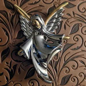 Two Toned Angel Brooch - Picture 1 of 2