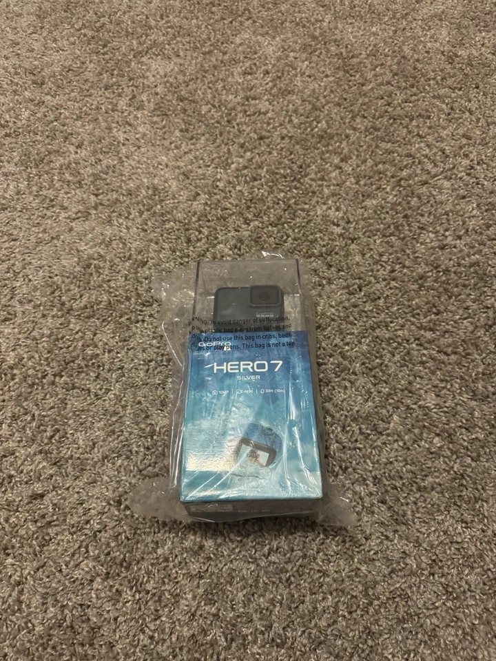 GoPro Hero 7 - Plateada - NUEVA/SELLADA + Kit de accesorios esenciales Foto 1 de 4