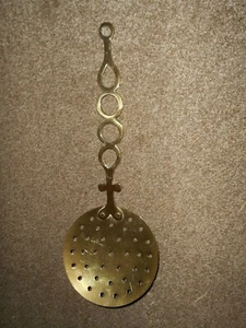 AN ANTIQUE FRENCH LONG HANDLED PERFORATED BRASS FAT SKIMMER. FRENCH BRASS  SIEVE - Picture 1 of 4