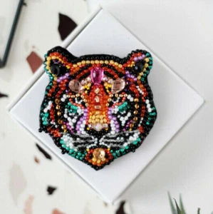 Tiger brooch bead embroidery kit *** FREE SHIPPING wild cat brooch beading kit - Picture 1 of 3