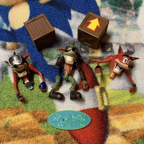 Crash Bandicoot Figure Toy Fodder Lot Used Crates Base Resaurus 1998 Universal Cover