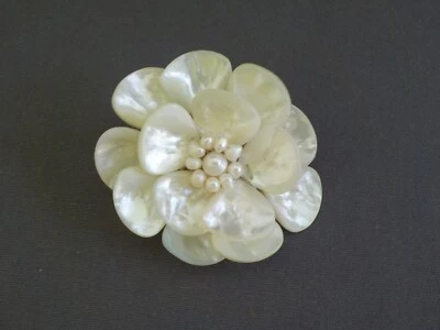 Broche broche flor madreperla tono plata metal pétalo en capas alambre perla Foto 1 de 4