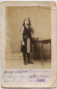 Portrait studio enfant jeune fille debout Ancienne photo sur carton an. 1914 15 - Imagen 1 de 2