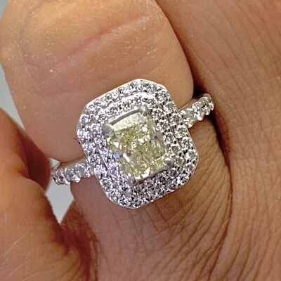 Anillo de compromiso brillante de oro macizo de 18 quilates con cojín de diamantes amarillo claro Foto 1 de 4