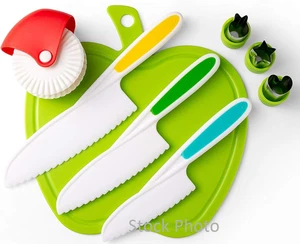 NEW YUM NOSH KIDS APPLE SHAPE CUTTING BOARD & PLASTIC KNIFE SET + COOKIE CUTTERS - Picture 1 of 4