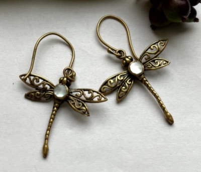 Маленькие латунные серьги DRAGONFLY с перламутровой инкрустацией потускневшее золото BR-S7 - Изображение 1 из 3