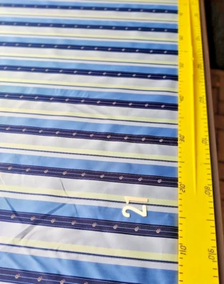 tissu ancien N°21 rayures bleu ciel, gris perle et jaune pâle, écussons brodés - Photo 1/2