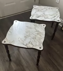 JUEGO DE 2 MESAS APILABLES VINTAGE BLANCAS IMITACIÓN MÁRMOL PATAS HUSILLO - Imagen 1 de 9