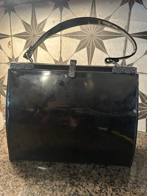 Bolsa de mão 1950 Triangle NY vintage preta bolsa patenteada com fecho cor prata - Imagem 1 de 4