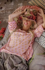 Magnolia Pearl Viggo Top 2497 Texas Yellow Star Pink Langarmshirt Neu mit Etikett - OS - Bild 1 von 12
