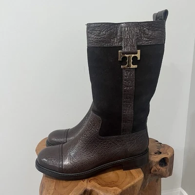 Botas Tory Burch Corey Marrón Logo Gamuza y Cuero Texturizado Media Pantorrilla Talla 7.5 Mujer Foto 1 de 4