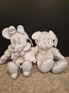 MICKEY MINNIE MOUSE PELUCHE NAVIDAD DISNEY BLANCO PLATA ABRIGOS DE PIEL AMIGOS BRILLO - Imagen 1 de 14