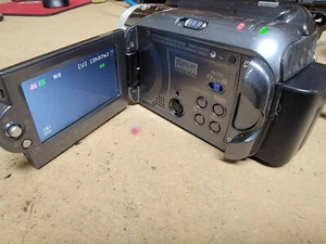 Videocámara JVC Everio GZ-MG27U 20 GB con cargador OEM - SIN PROBAR - SE VENDE COMO ESTÁ - Imagen 1 de 7