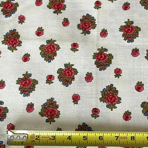 Tela de tapicería Wamsutta vintage roja rosa floral en blanco roto 1 yarda 44" de ancho - Imagen 1 de 7
