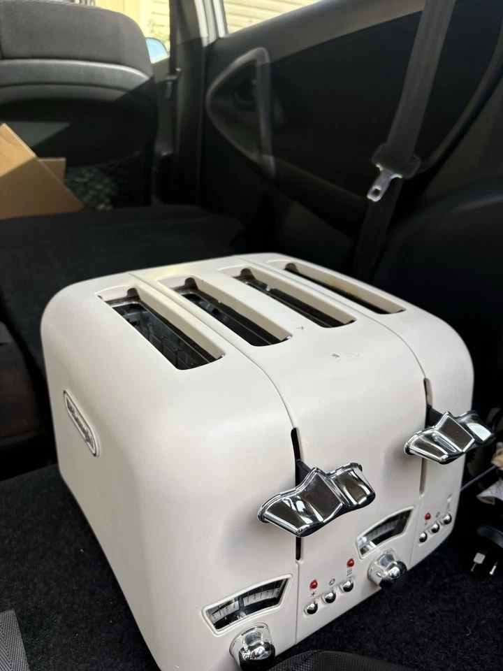 DeLonghi Argento Flora 4 Slice Toaster Beige  - image 1 of 3