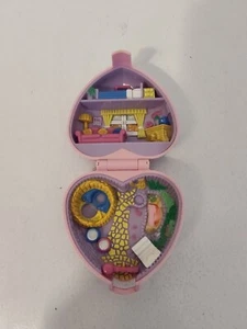 Polly Pocket Kozy Kitties 1993 compacto en forma de corazón vintage Bluebird sin muñeca - Imagen 1 de 9