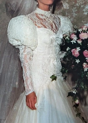 Vestido de novia vintage conservado - marfil talla 4 1993 con ajuste de tiara y acampanado sirena Foto 1 de 4