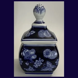 BOMBAY Company Blue & White Butterfly Floral Pattern Ginger Jar - 6¾” Tall-NWOT - Picture 1 of 9