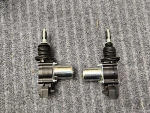 2x Power Door Lock Actuator Latch w/ Bracket for Chevrolet GMC Cadillac Pickup - Picture 1 of 8